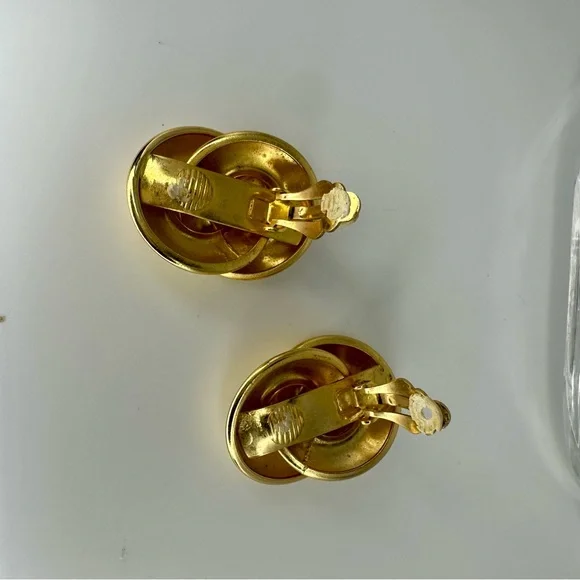 2” Vintage Chunky Interlocking Gold-Tone Clip Earrings - Picture 4 of 7